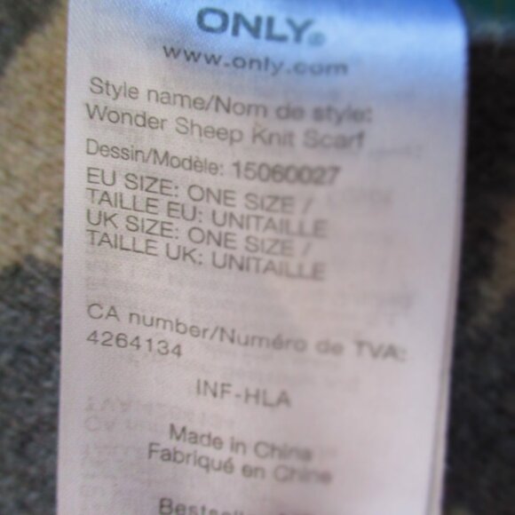 80% Lamb's wool grey wolf scarf - Picture 5 of 6